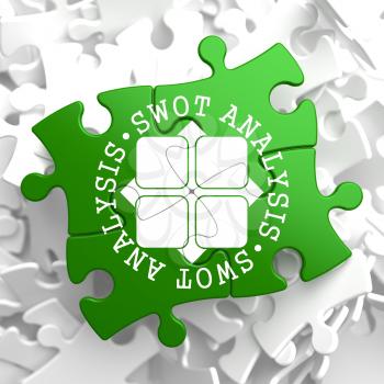 SWOT Analisis Written Arround Icon on Green Puzzle Pieces. Business Concept.